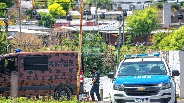 Allanamientos y tobillera a un adolescente por tiratiros