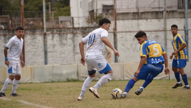 Primera C. Julián Andrada maniobra ante Cahiza en el partido disputado entre Argentino y Puerto Nuevo. El Salaíto sigue sin ganar. &nbsp;