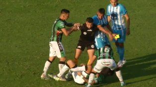 El momento de la dura lesión del ex Newells Stéfano Callegari.