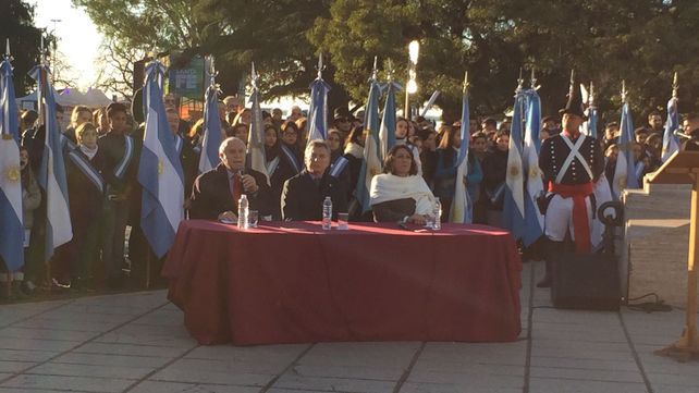 El gobernador habló sentado debido a la operación que sufrió en el pie.