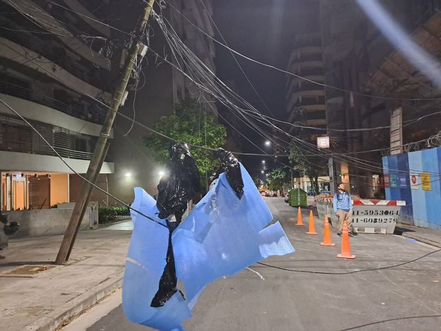 Microcentro: un camión enganchó unos cables y dejó una columna a punto de caer