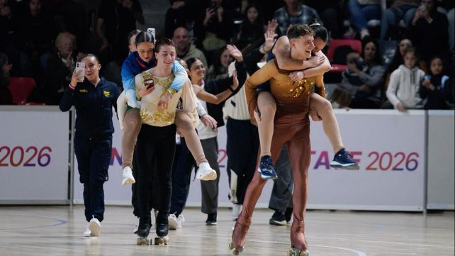 Donato Mastroianni y el festejo final con las patinadoras argentinas que también conquistaron medallas en los Juegos Suramericanos. El patinaje artístico