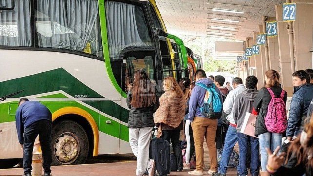 La terminal con personas que viajan por Semana Santa