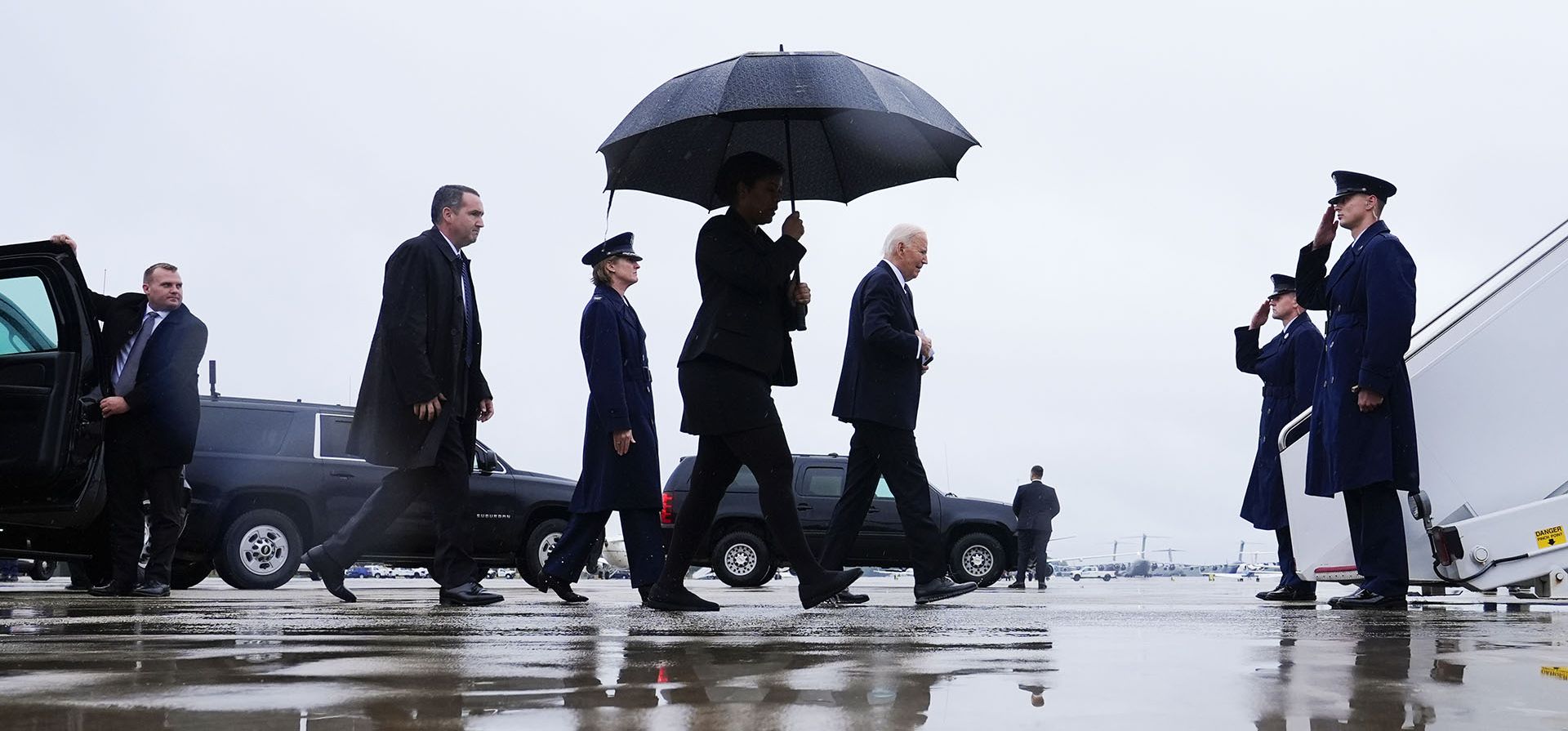 El presidente Joe Biden aborda el Air Force One en la Base Conjunta Andrews, Maryland, el viernes 27 de septiembre de 2024, mientras Biden se dirige a Scranton, Pensilvania, para asistir a un funeral. (Foto AP/Susan Walsh)