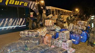 Personal de Gendarmería Nacional incautó gran cantidad de bolsas embaladas conteniendo distintos tipos de prendas y calzado.