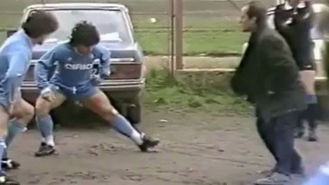 Diego se prepara para jugar en una cancha llena de barro a pesar de la negativa de Napoli.