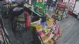 Entró de madrugada a un comercio sobre Boulevard Gálvez, redujo al empleado y vació la caja: quedó todo grabado