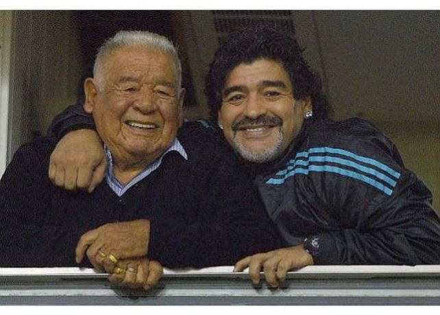 Diego Maradona adelantó su viaje al país por la delicada salud de su padre