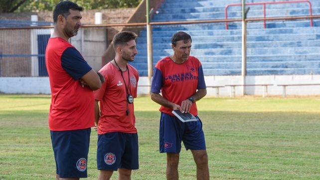 Rompecabeza. El técnico Juan Rossi y sus colaboradores siguen de cerca la evolución de los afectados.