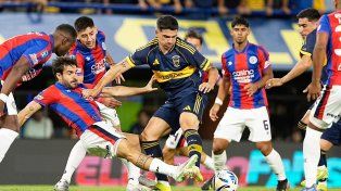 No pasarás. El ex-Central Lautaro Blanco, ahora en Boca, rodeado por jugadores de San Lorenzo.