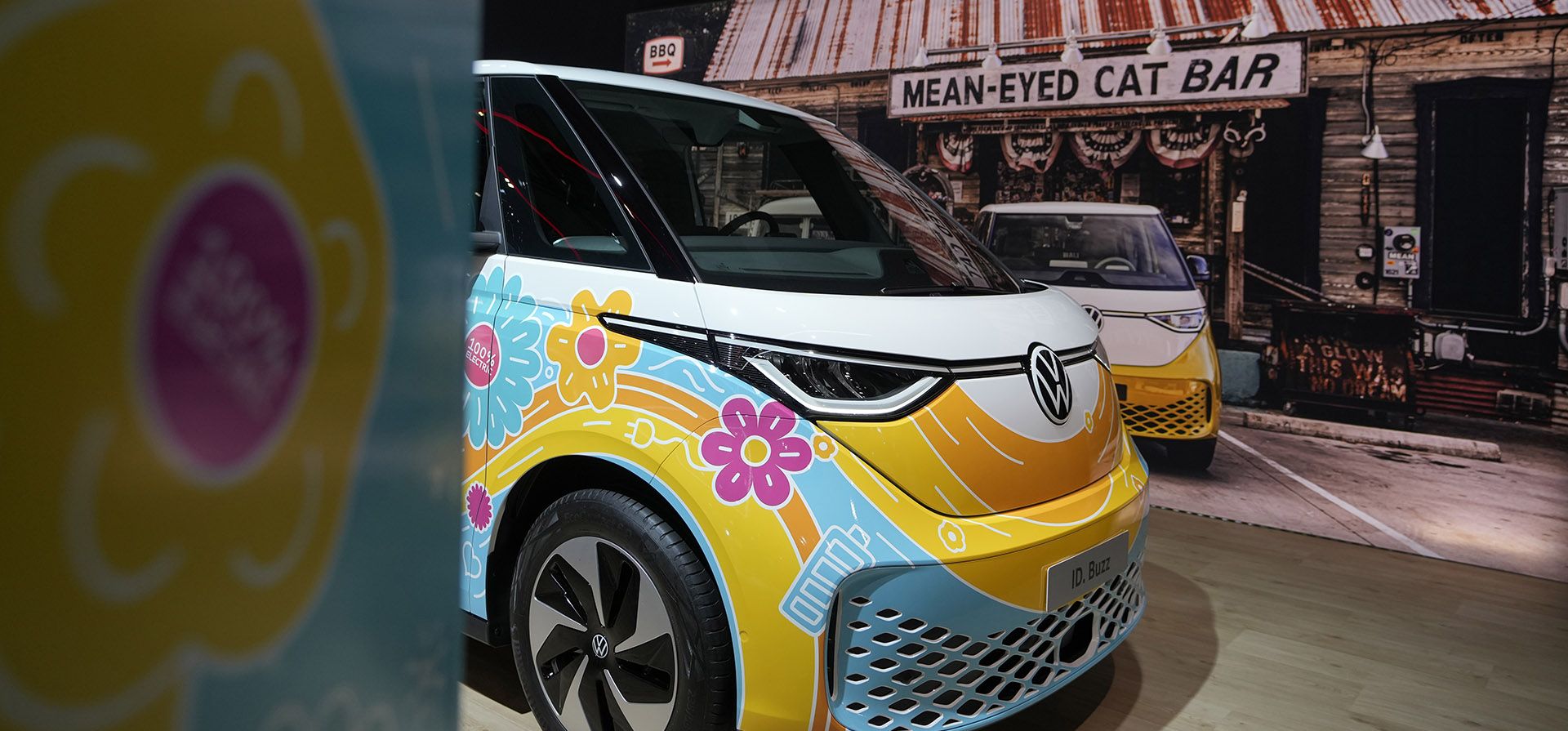 Volkswagen ID. Buzz, una furgoneta completamente eléctrica durante la apertura a los medios del Salón del Automóvil de Bruselas, viernes 13 de enero de 2023. (Foto AP/Virginia Mayo)