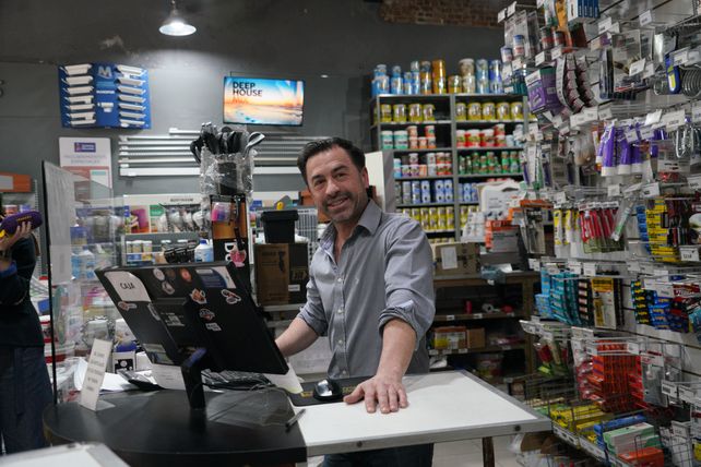 Alejandro está con Carolina desde que inauguraron la ferretería sobre calle Santa Fe al 1000.