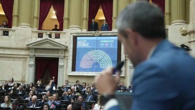 El oficialismo logró la aprobación de la Ley Bases.