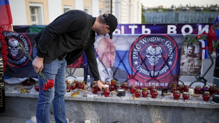 Un memorial espontáneo de homenaje a Prigozhin con el logo de Wagner en Moscú.