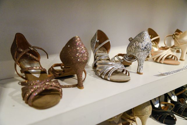 Distintos calzados exhibidos en el local de FusiónArte Tienda de Baile.