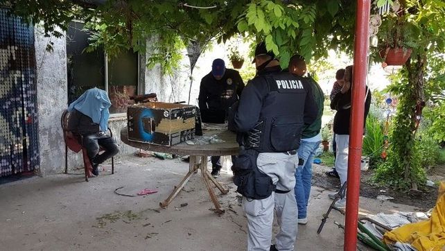 Atrapado. Uno de los detenidos en el patio de su casa de Capitán Bermúdez.