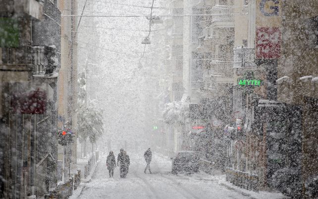 La ola de frío en Grecia cubre de nieve Atenas