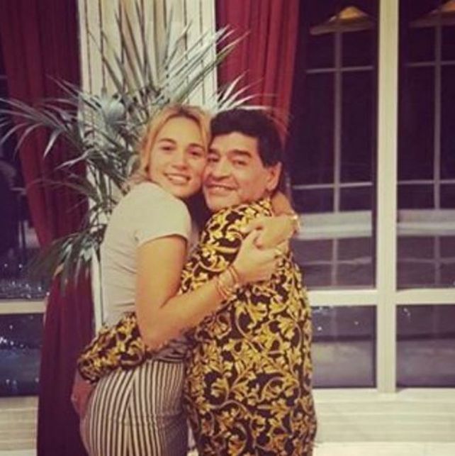 Diego Maradona recibió su cumpleaños con un pijama de-so-pi-lan-te