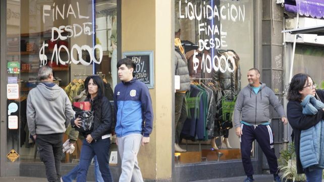 La encuesta de Came también reflejó un deterioro en el ánimo de los comerciantes. En el centro de Rosario los comercios cierran sus puertas y liquidan stock.