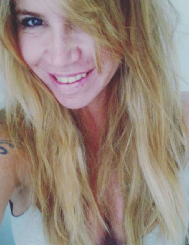 Selfie hot de Florencia Peña a cara lavada y con un súper escote