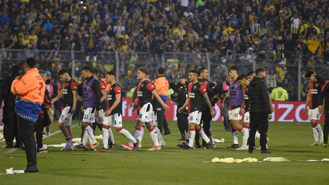 Los futbolistas del equipo de Sebastián Méndez se retiran del Gigante tratando de asimilar el traspié frente a Central.&nbsp;