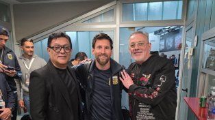 Messi saludó a los artistas en los pasillos del Monumental.