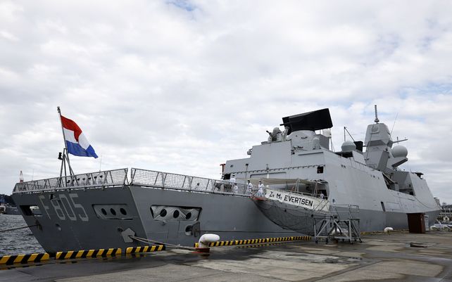 La fragata HNLMS Evertsen de la Armada Real de los Países Bajos se encuentra anclada en la base naval de la Fuerza de Autodefensa Marítima de Japón (JMSDF) en Yokosuka