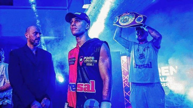 El santafesino Alan Crenz junto a su padre que exhibe el cinturón ganado en la FAB. El santafesino Alan Crenz junto a su padre que exhibe el cinturón ganado en la FAB.
