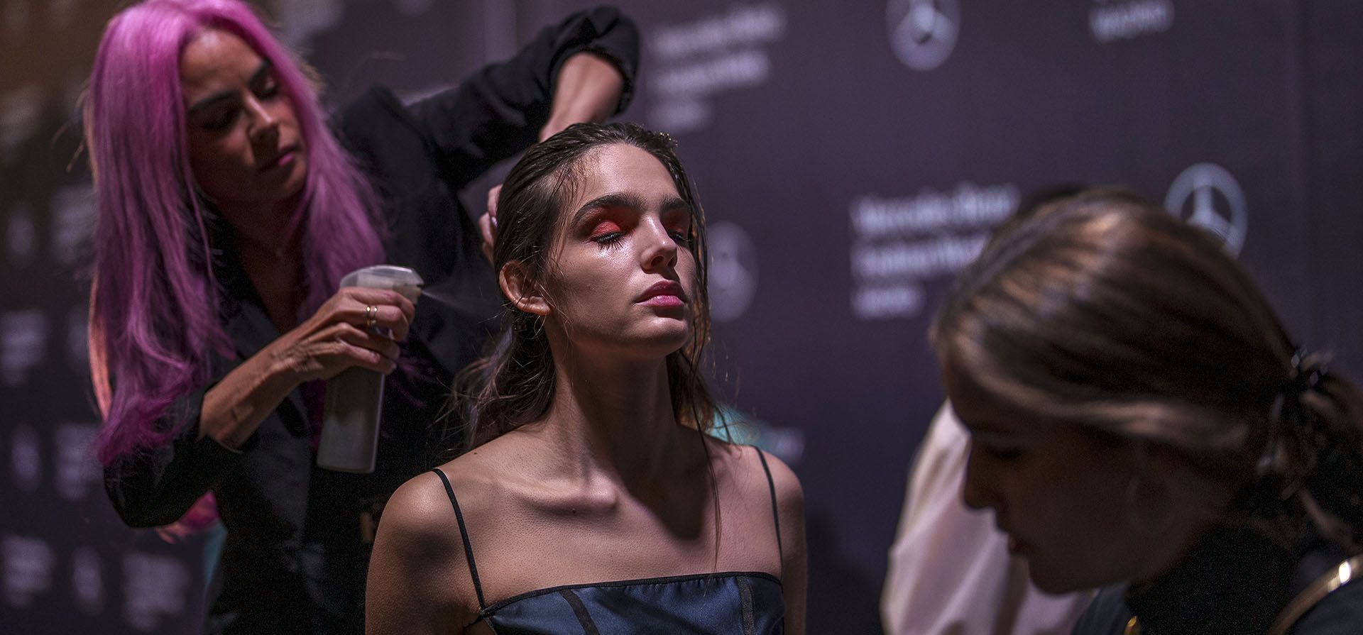Un maquillador trabaja en el backstage antes de un desfile de modas de Otrura durante la Semana de la Moda en Madrid, España, el viernes 17 de febrero de 2023. (Foto AP/Manu Fernandez)