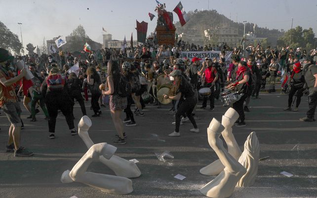 Incendios y destrozos a un año de las protestas sociales que sacudieron a Chile