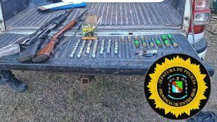 Al hombre detenido se le incautó un rifle carabina 22 y una escopeta no declaradas.