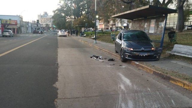Paraná: un auto chocó, volcó y terminó sobre una garita de ómnibus