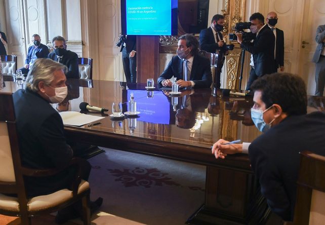 COMITÉ. El presidente dialoga con el ministro De Pedro este martes en Casa Rosada.