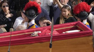 El médico del papa Francisco reveló cómo fueron sus últimos instantes de vida