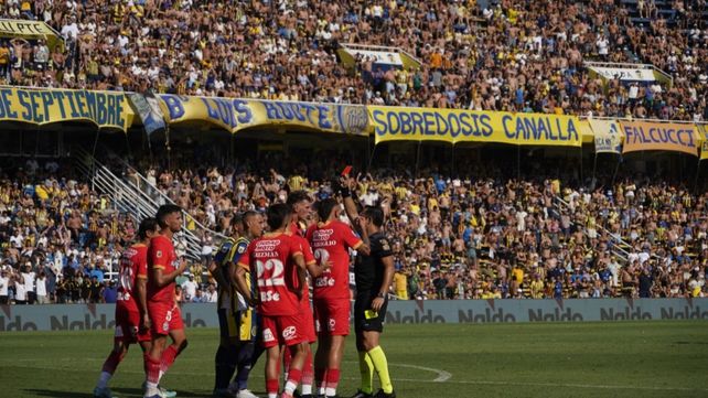 Espinoza saca la primera roja a Joaquín Pombo