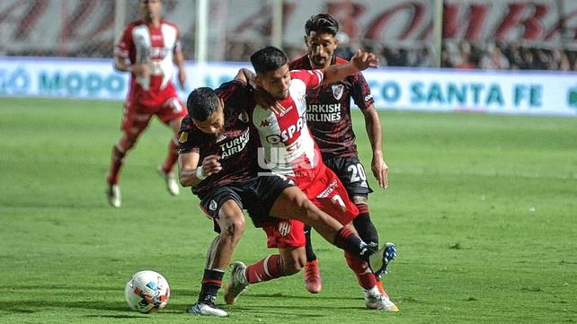 Mauro Luna Diale quedó al margen del plantel que viajó a Rosario como consecuencia de una sobrecarga muscular.