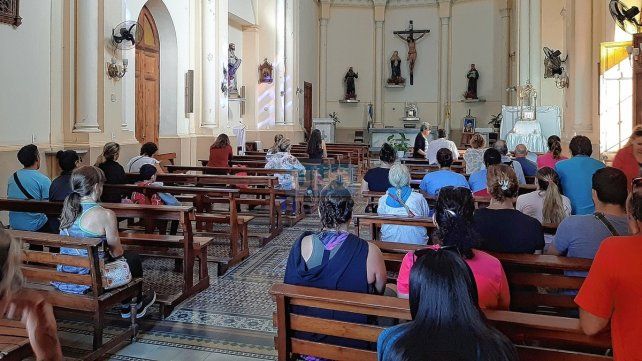Desde temprano peregrinos caminan cuadras y cuadras en Paraná y otras ciudades para cumplir con una de las costumbres religiosas más arraigadas y simbólicas