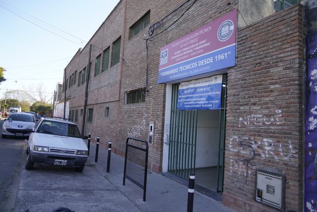 La Escuela Técnica Crisol, en la zona sur de Rosario. Las autoridades modificaron el horario de salida por temor a balaceras. 