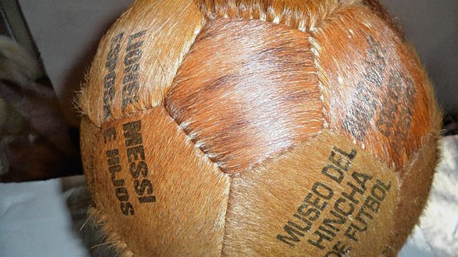 De tiento. La vieja pelota tiene grabada una dedicatoria a Lio Messi.&nbsp;