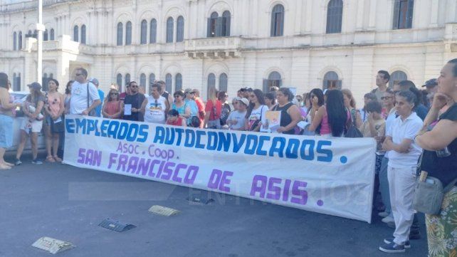 Trabajadores de la Asociación Cooperadora San Francisco de Asís esperan cobrar una parte de la deuda.&nbsp;