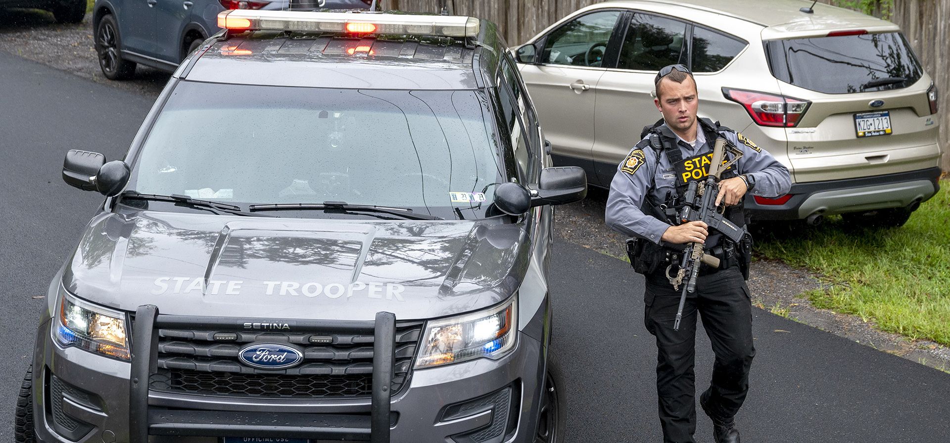 La policía estatal de Pensilvania y otros agentes del orden están en la escena en Nantmeal Village mientras la búsqueda del convicto fugitivo Danelo Cavalcante se traslada al norte del condado de Chester, el domingo 10 de septiembre de 2023. (Tom Gralish/The Philadelphia Inquirer vía AP) La policía estatal de Pensilvania y otros agentes del orden están en la escena en Nantmeal Village mientras la búsqueda del convicto fugitivo Danelo Cavalcante se traslada al norte del condado de Chester, el domingo 10 de septiembre de 2023. (Tom Gralish/The Philadelphia Inquirer vía AP)