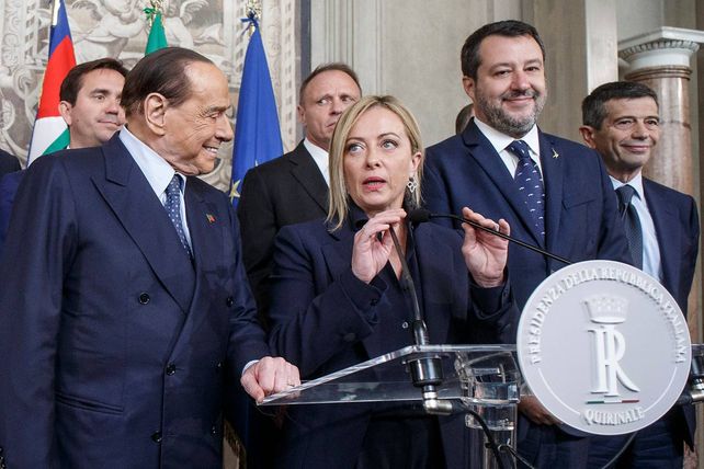 Meloni habla a la prensa al salir de la entrevista con el presidente Mattarella. Berlusconi y Salvini la flanquean en silencio. Ahora manda ella.&nbsp;