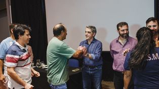 Colaboración. El concejal De Grandis agradeció al senador Traferri.