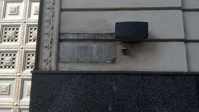La placa de bronce sustraída este sábado estaba ubicada en la antigua puerta de entrada a La Capital