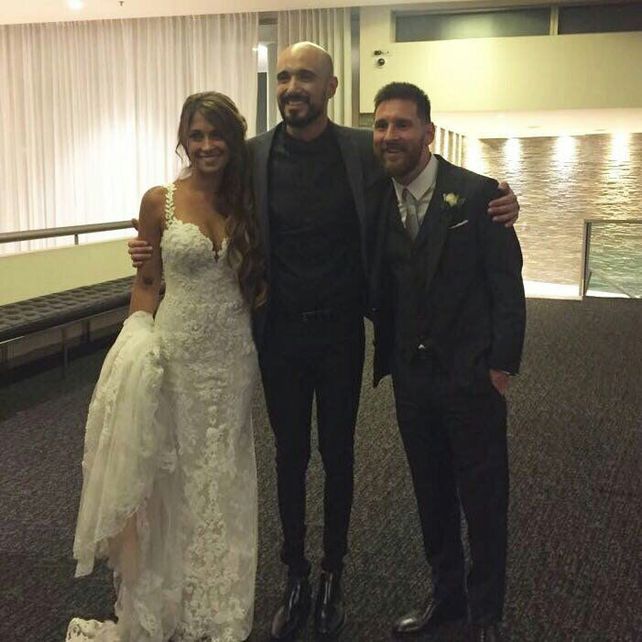 Juntos. Abel Pintos posó junto a Leo Messi y Anto Roccuzzo antes del civil.&nbsp;