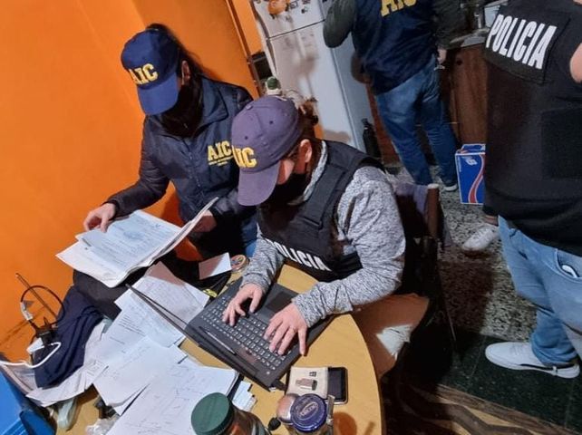 Los agentes de la AIC en una de las casas allanadas durante la mañana del miércoles.