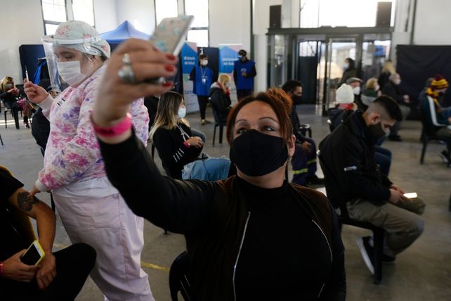 Vacunación a personas en la franja de 20 a 30 años en Rosario.