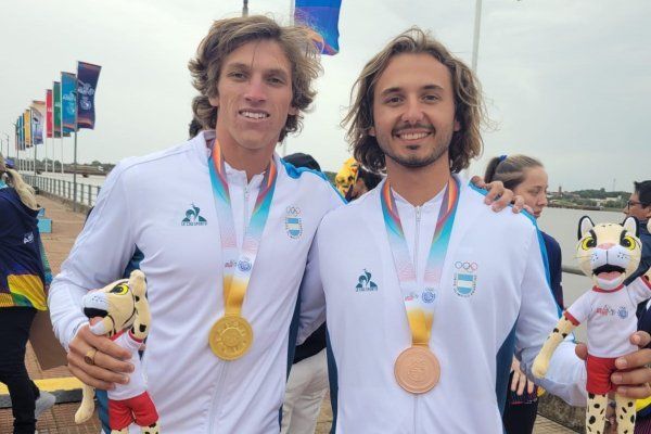 Tobías Giorgis y Patricio Zohar Álvarez exhiben sus medallas tras subir al podio en Encarnación.