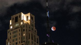 Las espectaculares imágenes del eclipse parcial lunar