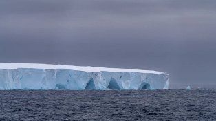 El iceberg más grande del mundo se desprendió y navega por el océano.